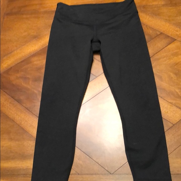 XS Fabletics Black Cropped Leggings - Picture 1 of 6